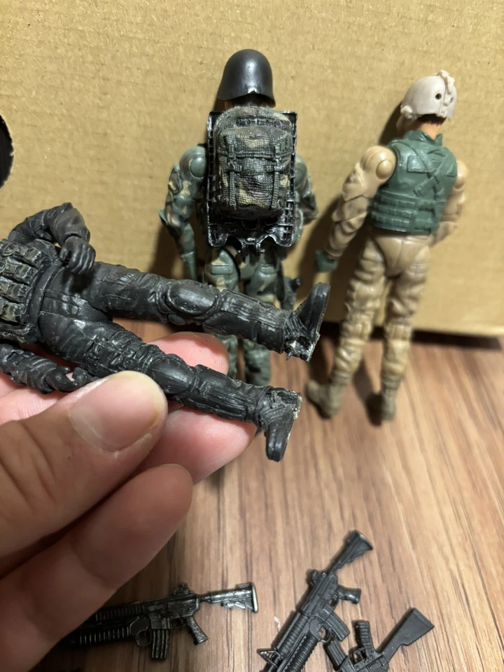 BBI 1:18 Blue Box Toys Elite Force Lot of 5 Figures with Weapons and Gear K9  - Image 4 of 4