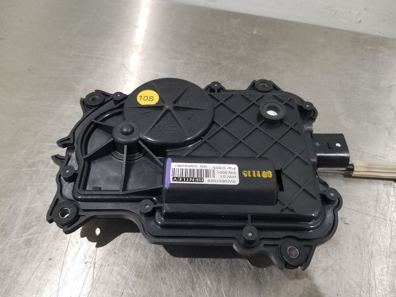 Bentley Continental GT FRONT+LEFT Door latch P/N 3W3837059