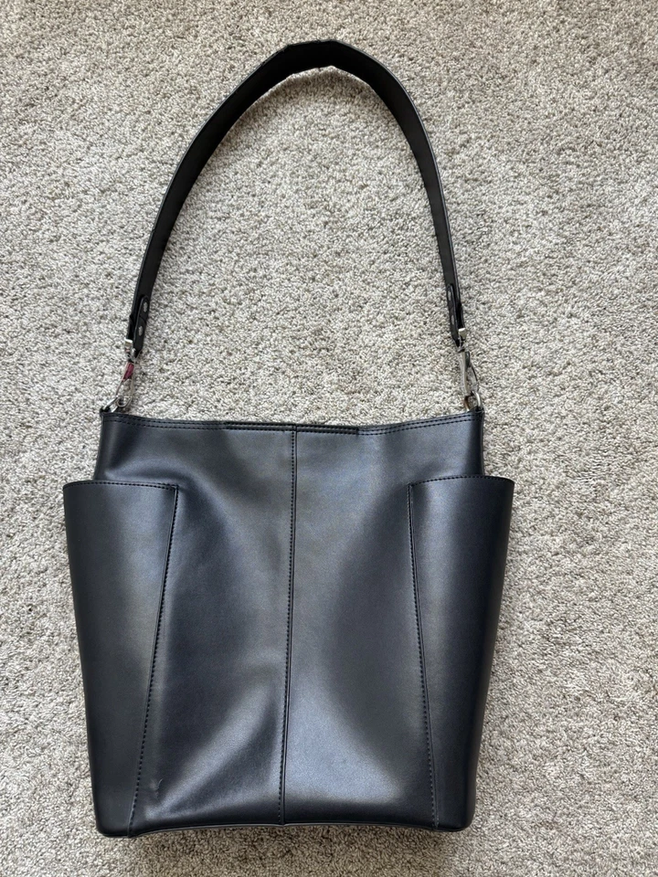 Bolsa Hobo Bostanten Preta Couro Lotty - Imagem 2 de 4