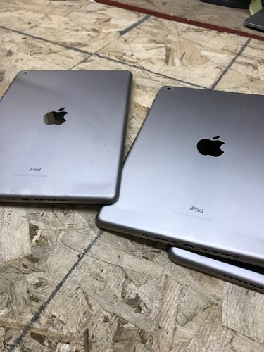 LOT OF 3 Apple iPad (5th Generation) A1822 - C GRADE COSMETICS - TESTED WORKING - 第 7/8 張圖片