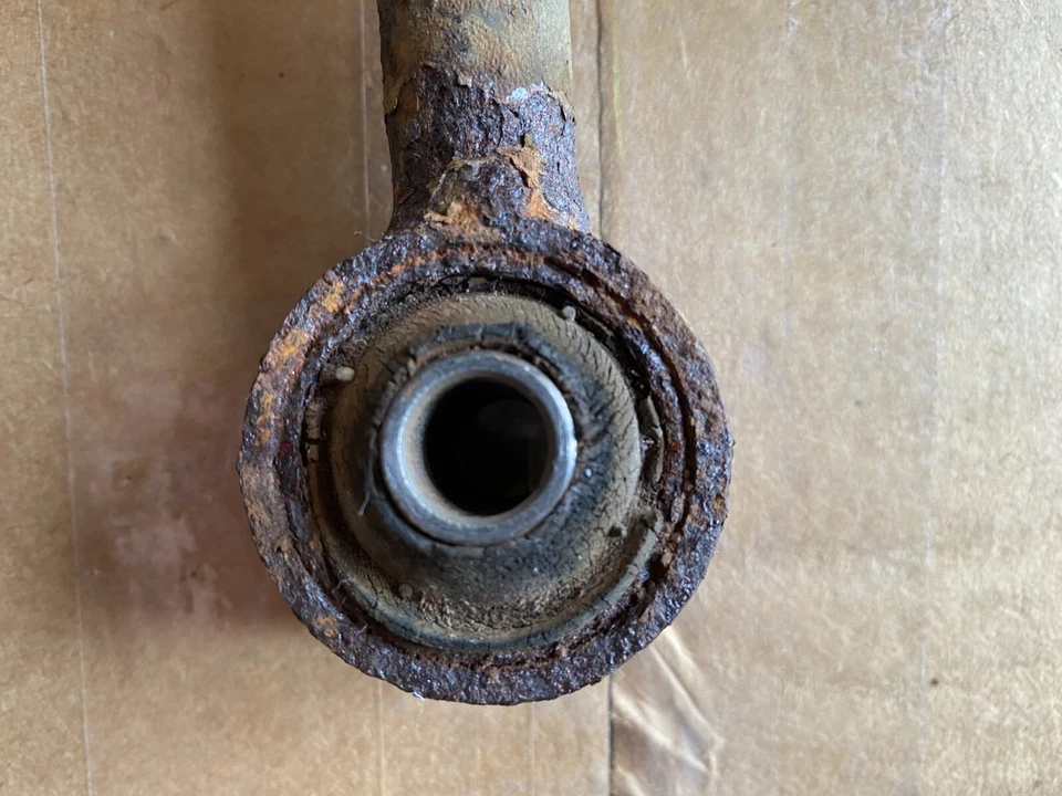 Brazos de arrastre (par) con casquillos para Saab 900 1986-93     Foto 3 de 4