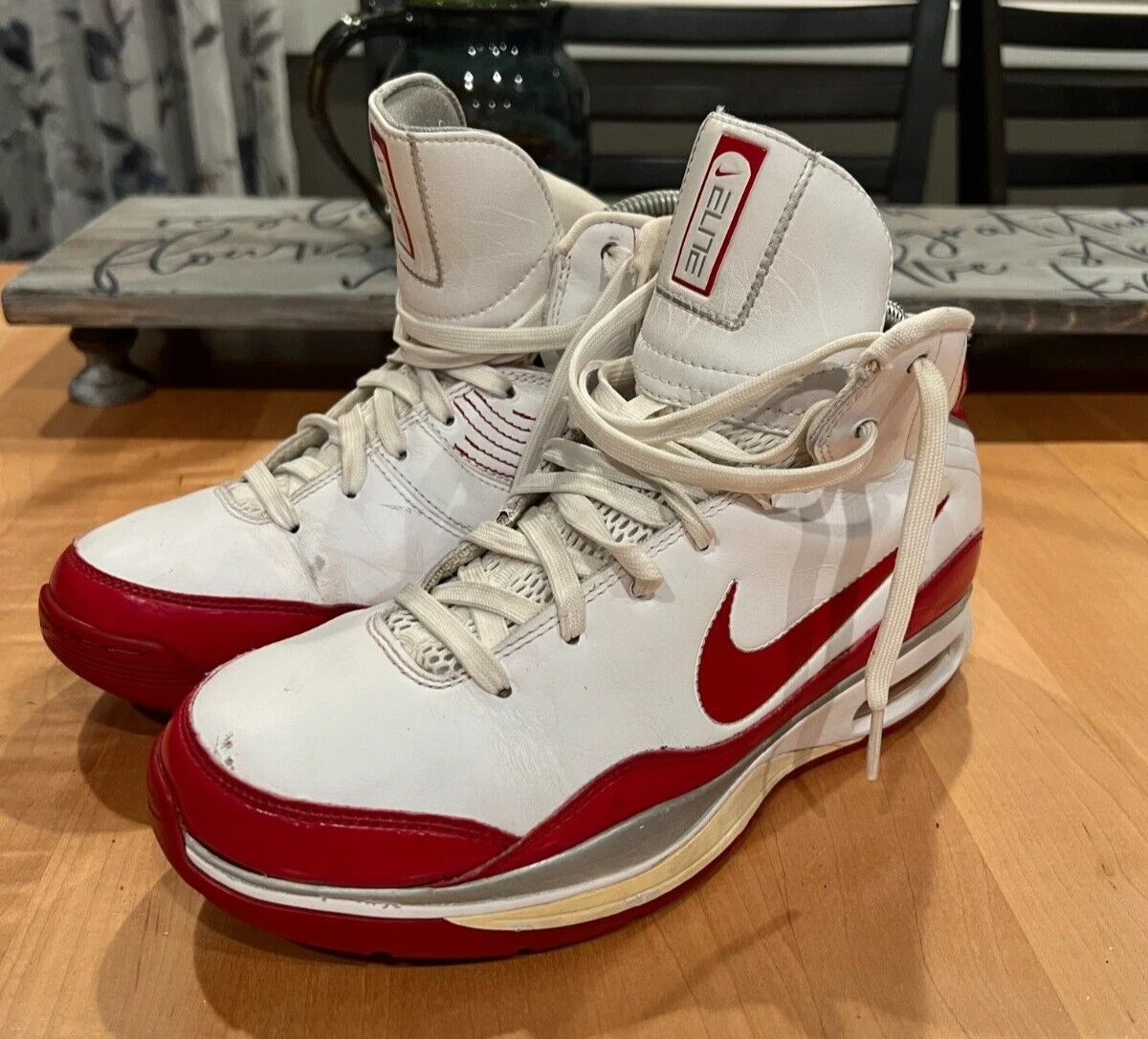 was dwaas Herformuleren 2008 Nike Elite Basketball Woman's Size 9.5 White &amp; Red (324831-102) |  eBay