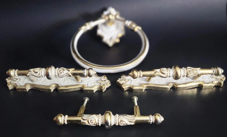 Toallero de mano de latón vintage anillo y tiradores de cajón con acento blanco años 70 Foto 2 de 4