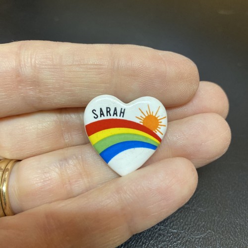 VINTAGE 1980er personalisierte Namensnadel *SARAH* Keramik Herz Regenbogen Sonne - Brosche