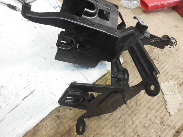 2002 - 2005 Volkswagen Passat ABS/Brake Vacuum Pump Mount Bracket V6 4B0614119 - Image 3 of 4
