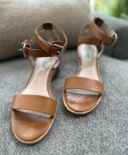 Clarks Narrative Berrick Rock Tan Block Heel Double Strap Buckle Sandals Sz 9.5