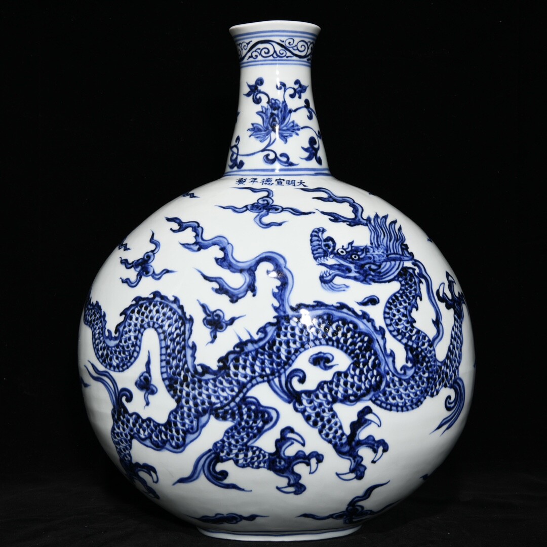アンティークXuande青と白の花と鳥のボトル Bonhams : A SMALL YELLOW-GROUND BLUE AND WHITE MING-STYLE