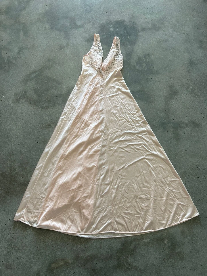 Vintage Olga 9647 Vestido Varredura Completa Buraco Chave Busto de Renda Tamanho 32 Pêssego Excelente Estado Usado - Imagem 2 de 4