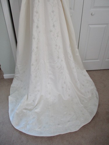 Zurc for Impression ~ Wedding Gown Size 12 ~ Original Cost $600 ~ EUC Beautiful - Picture 14 of 15