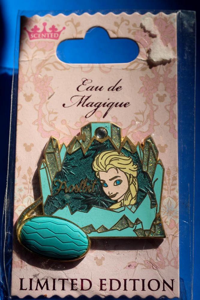 ON CARD-  Disney FROZEN Princess ELSA Eau de Magique NOVEMBER  PERFUME PIN