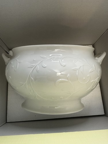 Lenox Opal Innocence Carved Covered Tureen With Ladle 4.5qt (4.26L) - Picture 5 of 7
