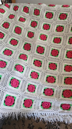 Vtg Handmade Crochet 3D Pink Rose Fringe Afghan Blanket Granny Cottage Shabby - 第 1/11 張圖片