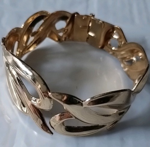 Goldtone Open & Closing Cuff Bracelet. - Picture 1 of 3