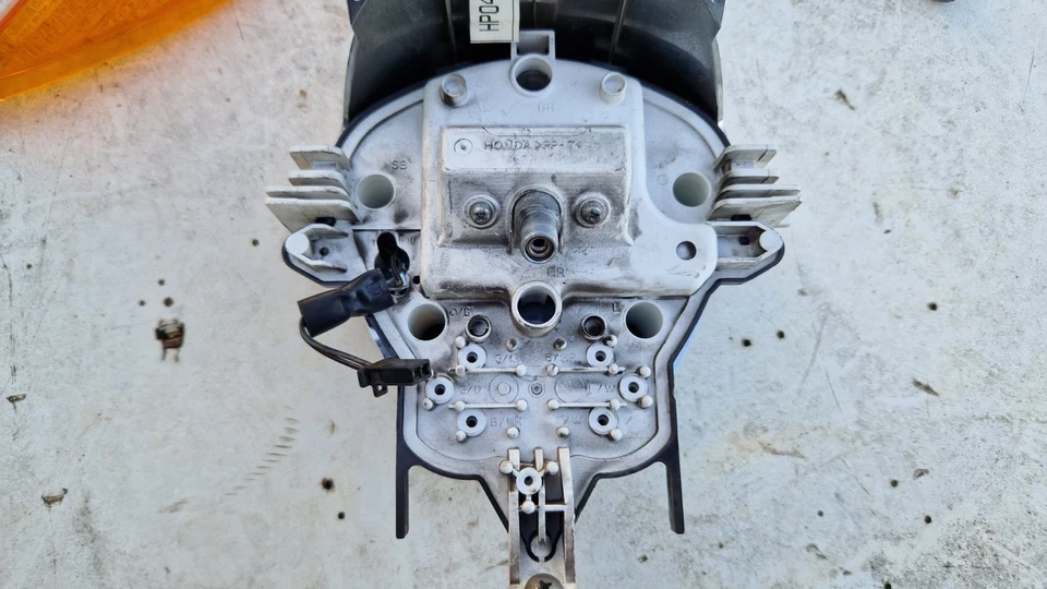 STRUMENTAZIONE CONTACHILOMTERI ORIGINALE HONDA CHIOCCIOLA 125-150 DAL 2005 - Immagine 2 di 4