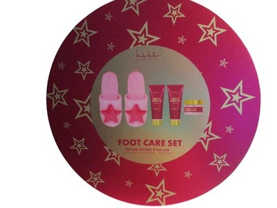 Nicole Miller Rose Vanilla Soak Lotion Scrub Foot Care Set w Slippers - NIB