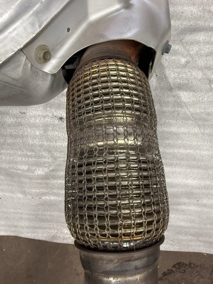 Convertidor catalítico recertificado Mazda CX-30 2022 2,5 L NA AWD Foto 2 de 4