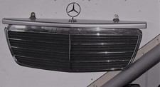 Grille Mercedes d'une classe E avec étagère ajoutée en argent métallisé