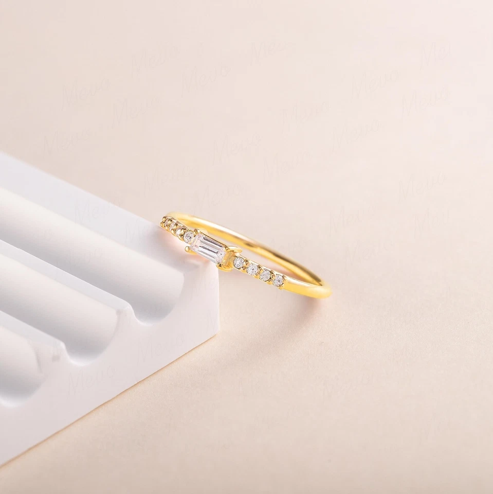 Delicado anillo de promesa de moissanita baguette anillo de oro amarillo sólido de 10 quilates regalo para ella Foto 4 de 4