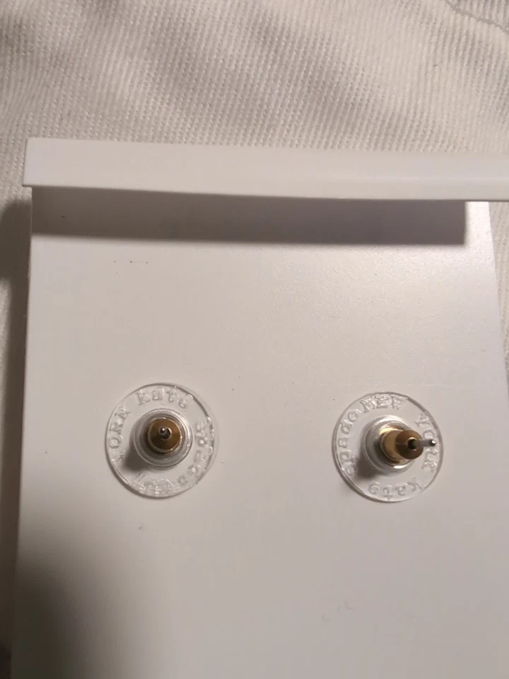 Pendientes colgantes Kate Spade mariposa y perlas tono dorado Foto 3 de 4