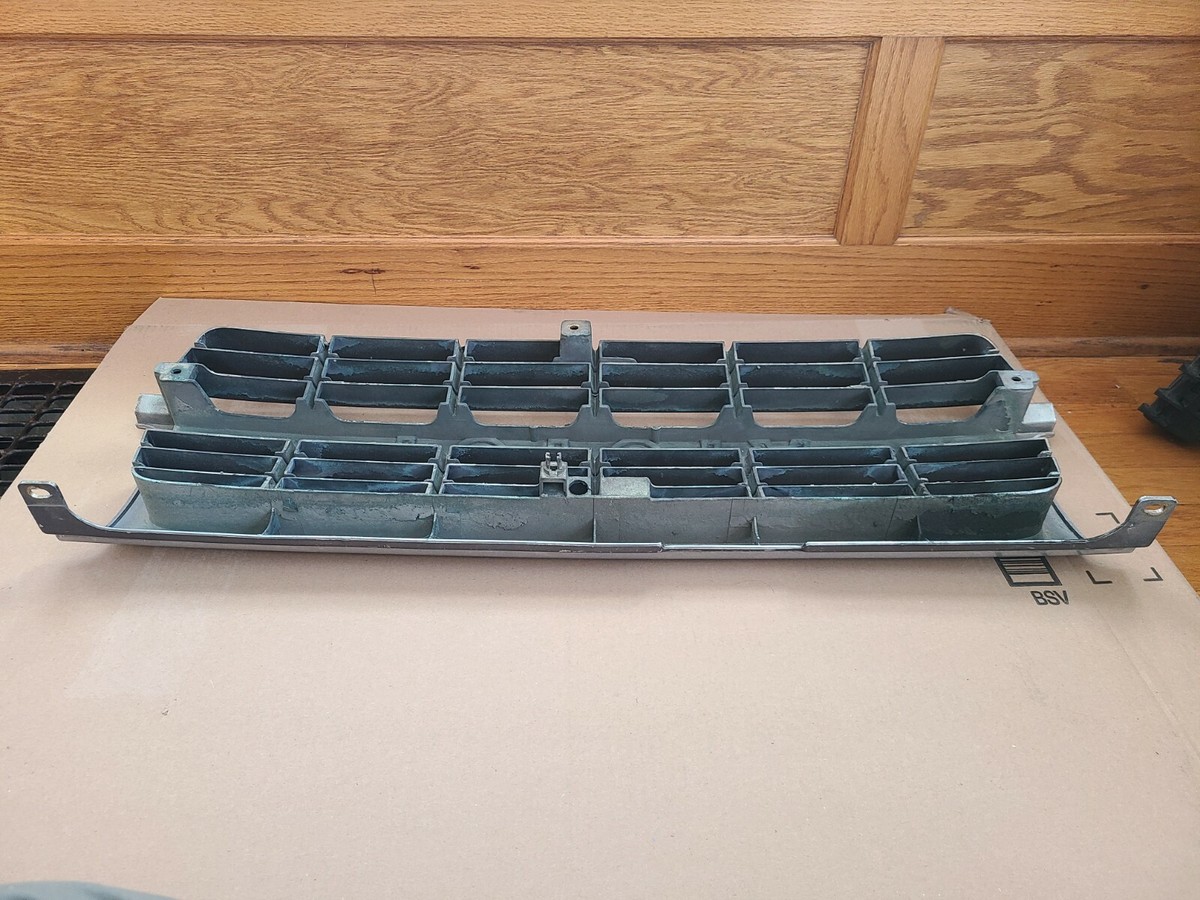 1991 92 93 1994 1995 Toyota Landcruiser GRILLE OEM Used 53111