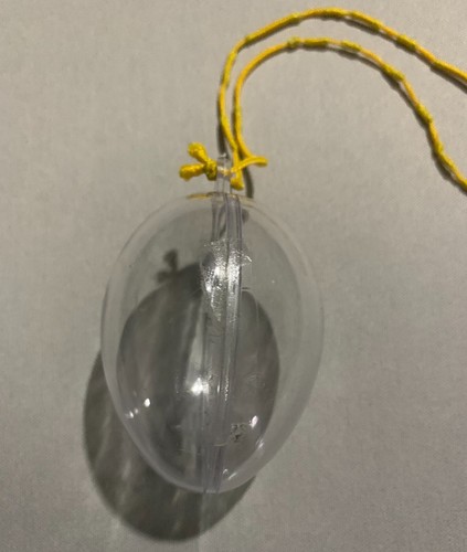 Vintage 1989 klar Kunststoff Osterei Ornament mit gelbem elastischem Aufhänger (Deutschland) - Bild 2 von 4