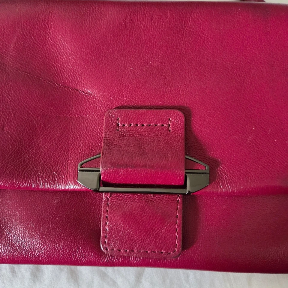 Cartera bandolera de cuero borgoña con cuerda Kooba Rubí Foto 2 de 4