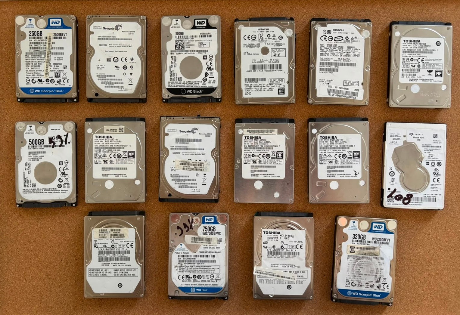 Lotto 16 Hard Disk SATA 2,5" – Testati con CrystalDiskInfo – Stato "A Rischio"