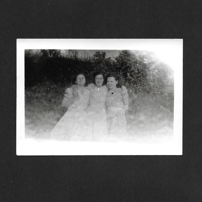 3 Young Women Friends Sunlight Effect Artifact - Vintage Photo Snapshot