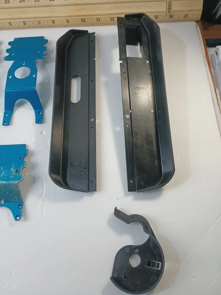 Lote de 17 piezas de repuesto para camiones MGT Nitro RC usadas  Foto 3 de 4