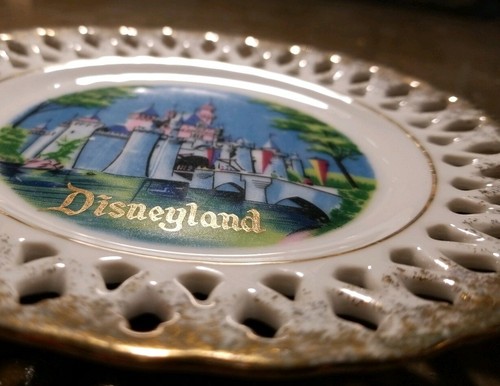 Disney Souvenir Plate Disneyland vtg Cinderella's Castle WDW Disneyana - Picture 2 of 9