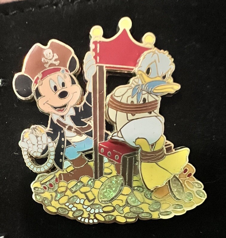 2006 Disney Pin Trading Pirates of the Caribbean Mickey Donald 3D Treasure Gold