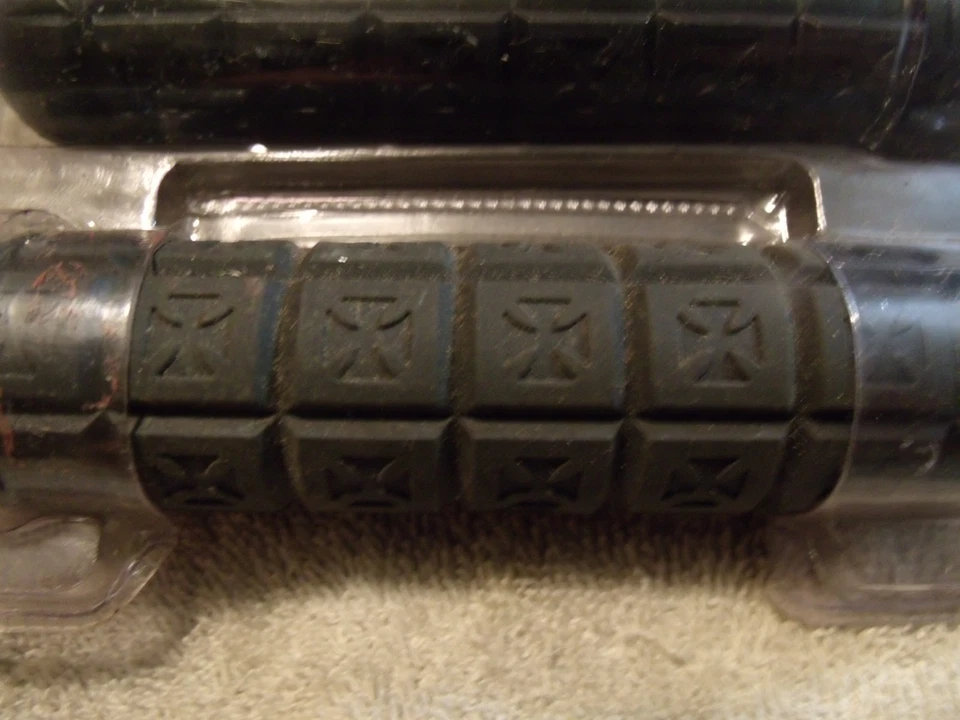 Empuñaduras de granada para manillar de bicicleta West Coast Choppers - Diseño de cruz de hierro vintage Foto 3 de 4