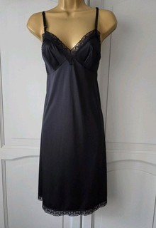 LADIES VTG VANITY FAIR BLACK SILKY NYLON FULL SLIP SIZE 14