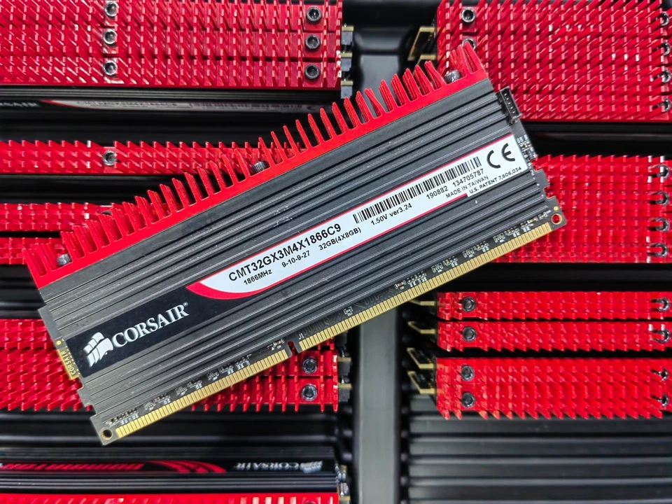 CORSAIR DOMINATOR-GT 4 x 8GB DDR3 1866 Desktop DIMM RAM 240pin CMT32GX3M4X1866C9 - Image 3 of 4