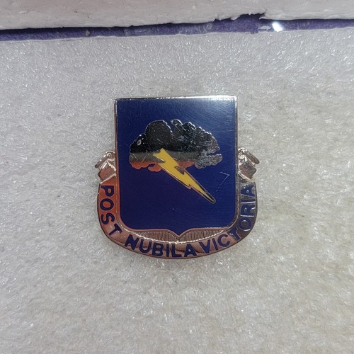 Spilla Vintage US Army WWII 82° Battaglione Chimico Post Nubila Victoria DUI DI S38 - Foto 2 di 5