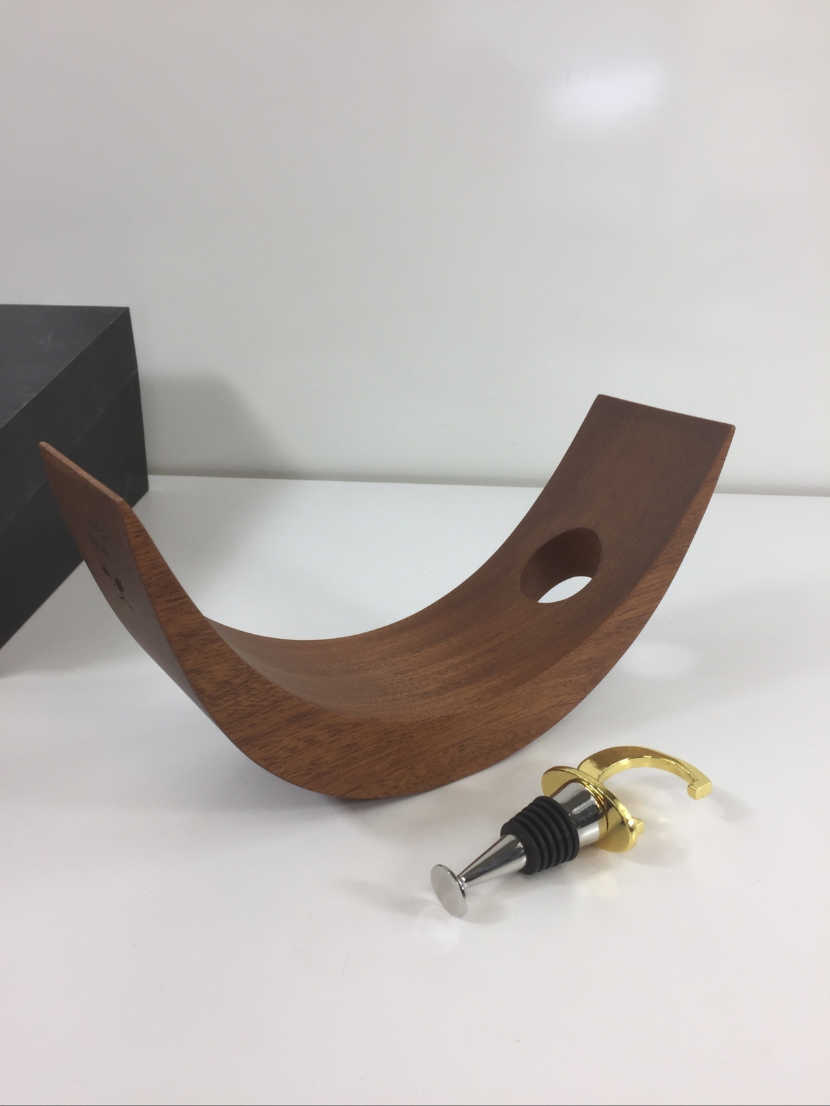 CURVED WOOD SINGLE WINE BOTTLE HOLDER BALANCING RACK w "C" wine stop/cork