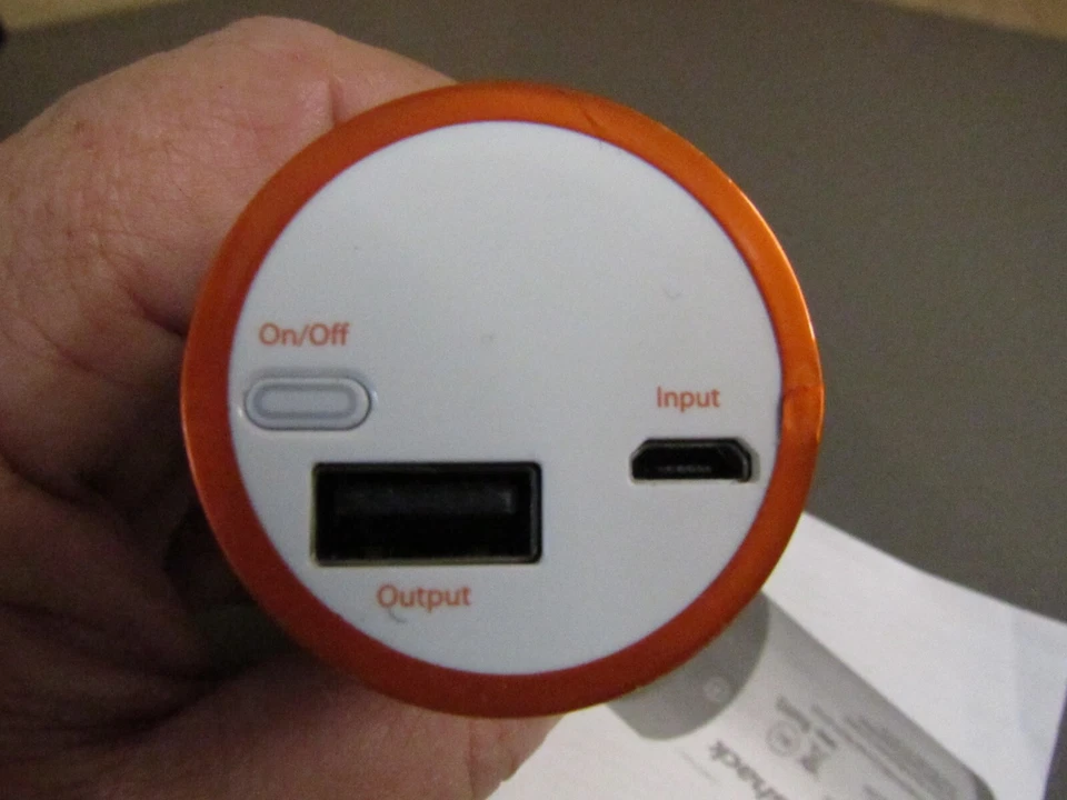 Banco de energía portátil con forma de batería Radio Shack Foto 4 de 4