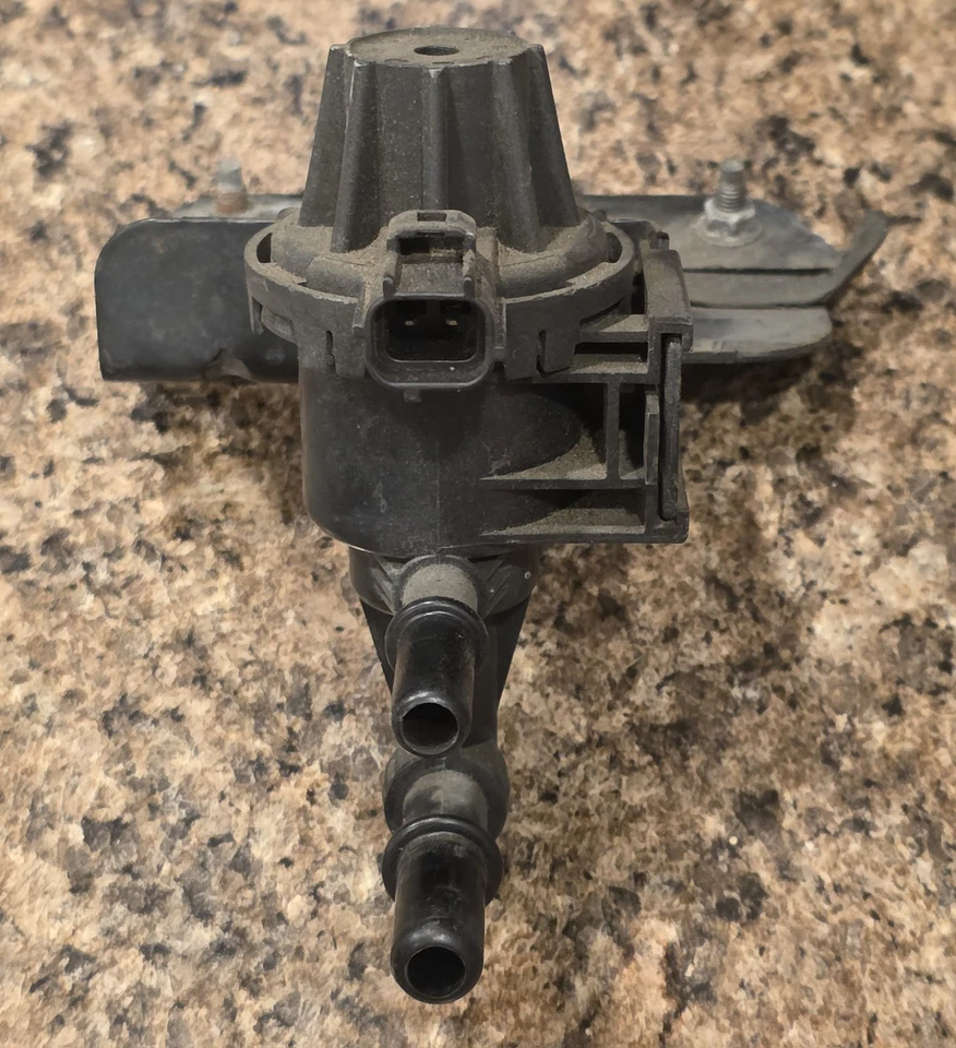 Válvula de purga de bote de vapor Ford Crown Victoria P71 Police Interceptor 2005-2011 Foto 2 de 2