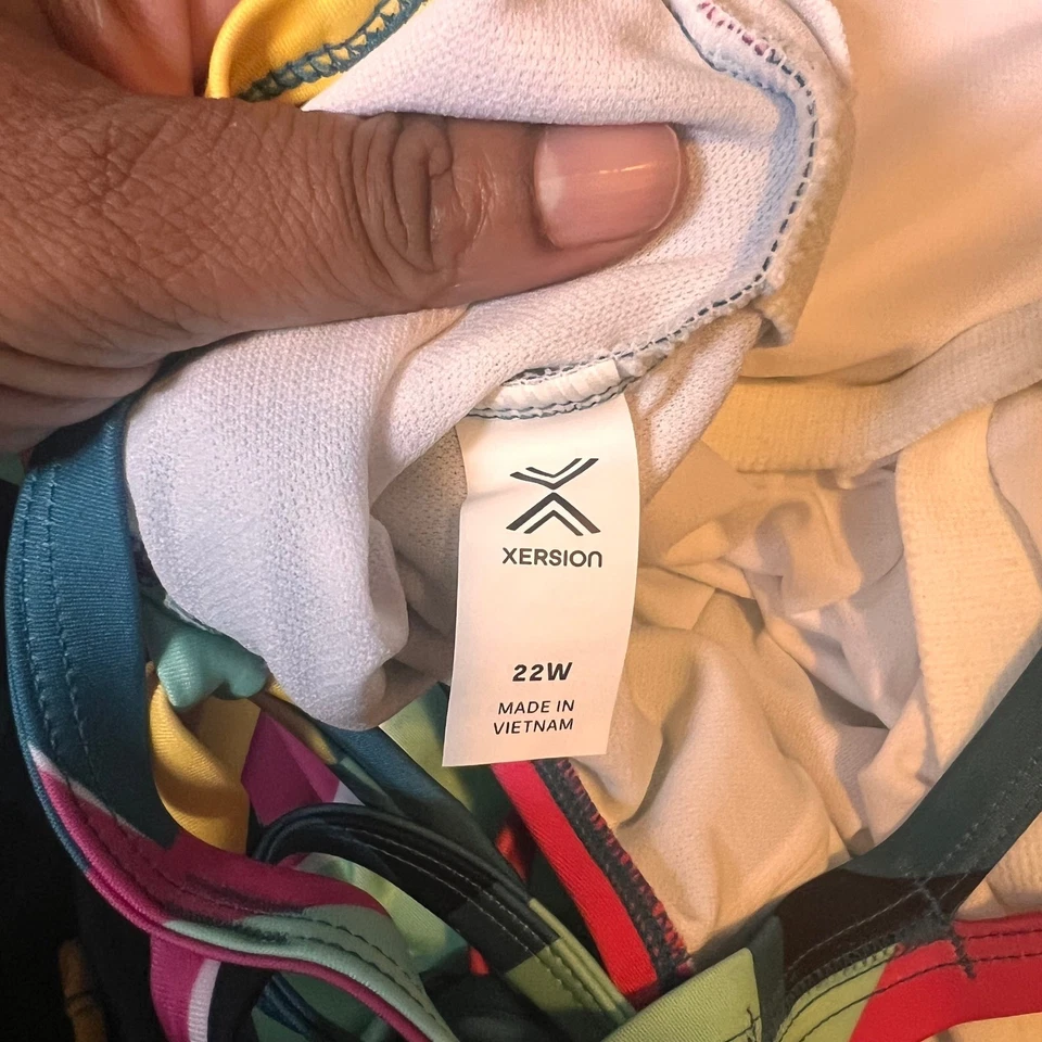 Traje de baño Xersion para mujer 22W de una pieza colorido estampado geométrico entrecruzado Foto 3 de 3