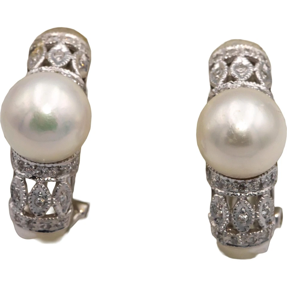 Pendientes curvos de diamantes y perlas de 8,8 mm de corte redondo de 0,21 quilates de oro blanco de 18 quilates