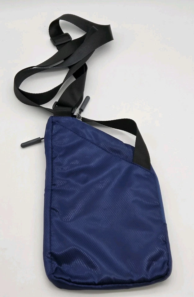 Travelon World Travel Essentials 修身斜挎包钱包海军蓝 Adj。 皮带 — 第 2/4 张图片