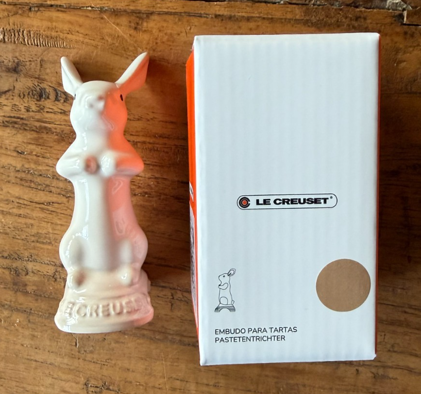 Le Creuset Stoneware Easter Bunny Pie Vent Bird Funnel - Meringue