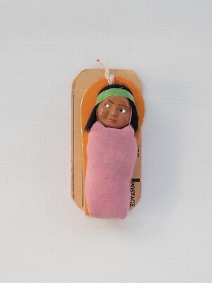 Vintage Indianer Thema Baby Puppe 3-3/8'' in Decke Papoose mit Versandschild 