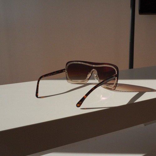 Chanel shield logo gold chain frame sunglasses - Picture 4 of 10