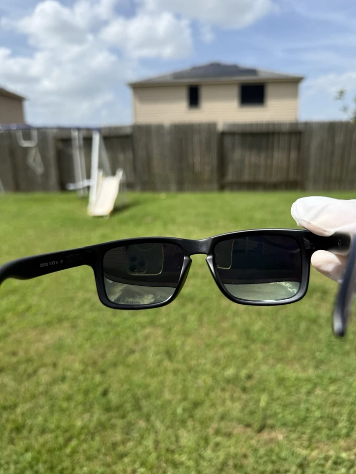 Óculos de sol Oakley Holbrook armação preta fosca, bronze dourado lentes polarizadas - Imagem 4 de 4