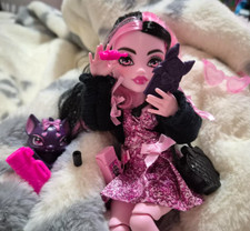 Monster High Draculaura Doll Pink Bow Dress w Black Cardigan  Accessories NEW 