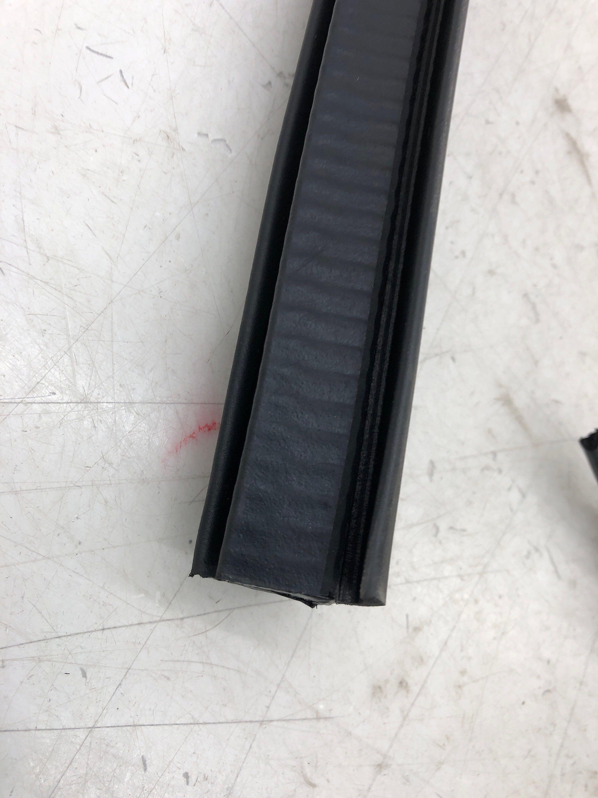 2020-2023 ASTON MARTIN VANTAGE RIGHT FRONT BODY DOOR WEATHER STRIP SEALING OEM