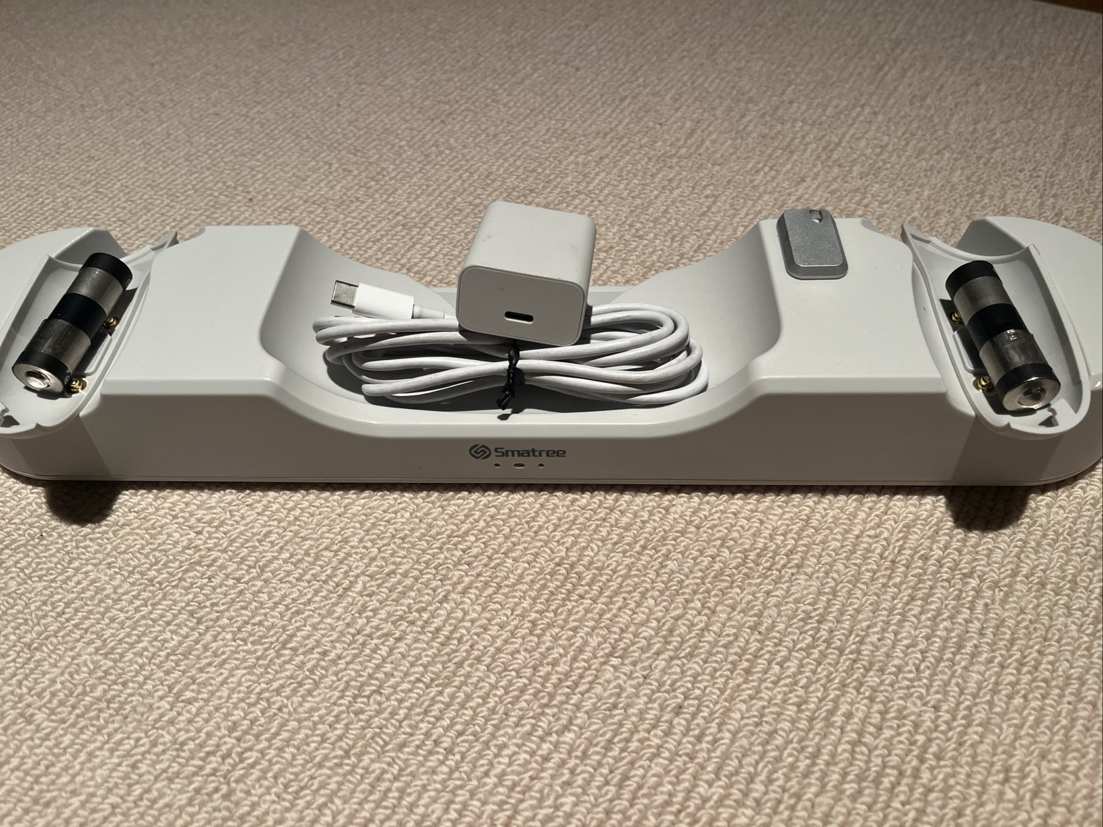 Smatree Charging Dock for Quest 2 - White - with rechargeable batteries