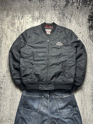 Vintage Schwarze Lonsdale Bomberjacke In Größe Xl Mit Muster - Bild 1 von 4