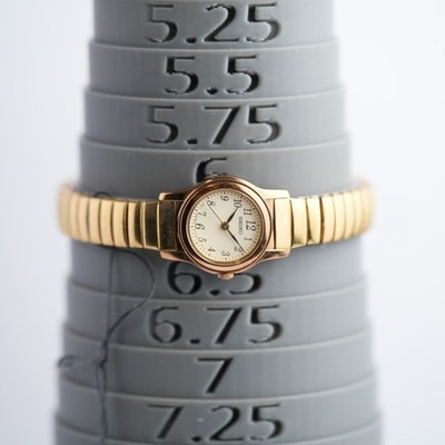 Seiko Ladies 1N01-0GD0 Gold Tone 19mm Stretch Band Watch  display picture 2
